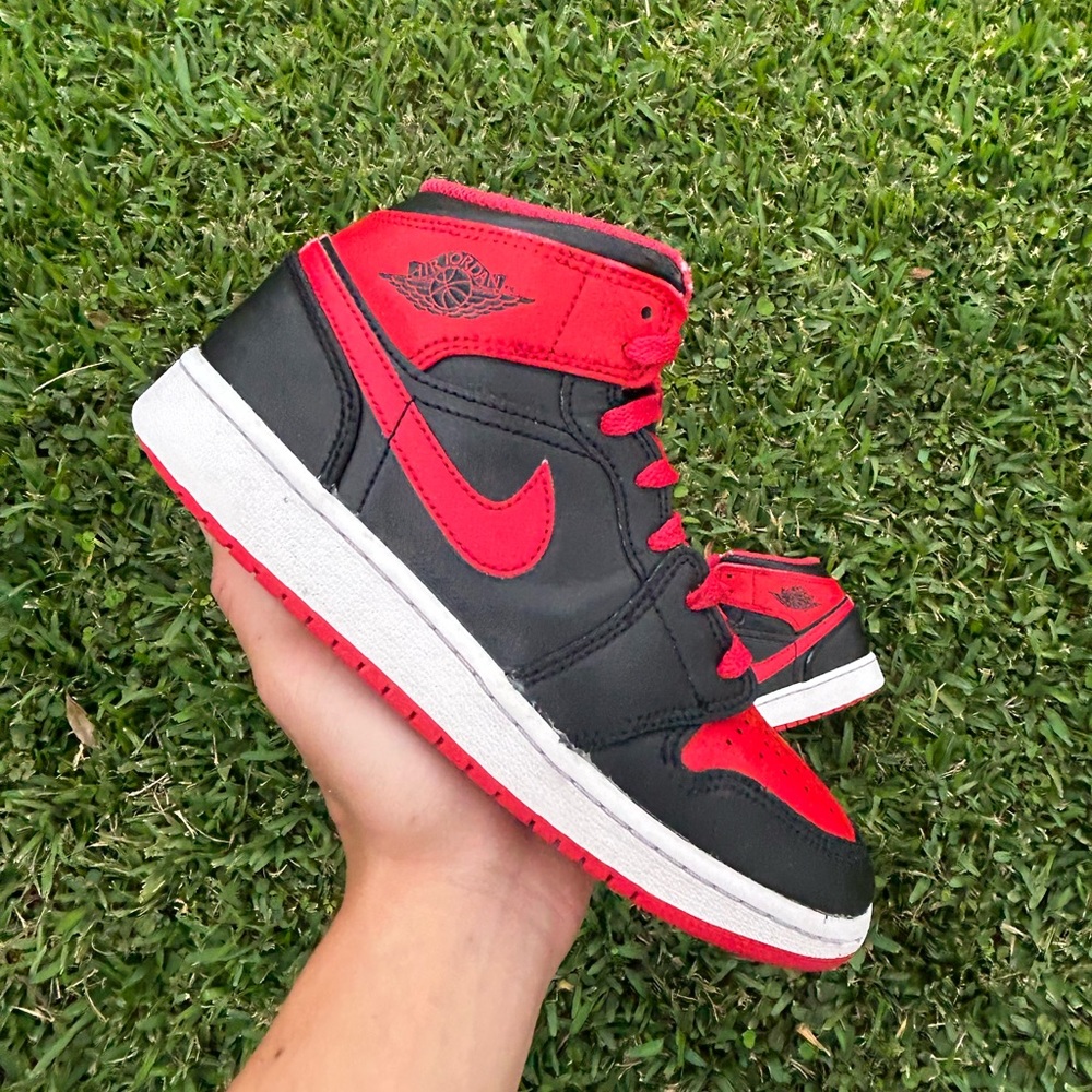 Jordan 1 Mid “Alternate Bred” 4Y/5.5W